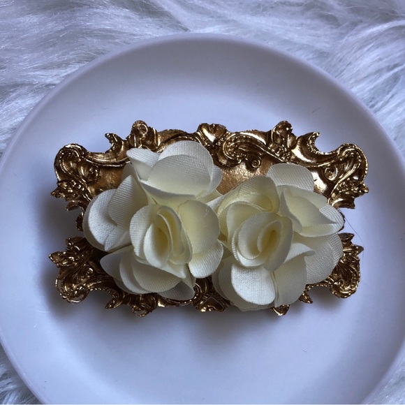 Beige/cream floral stud earrings with vintage style display - Picture 1 of 7